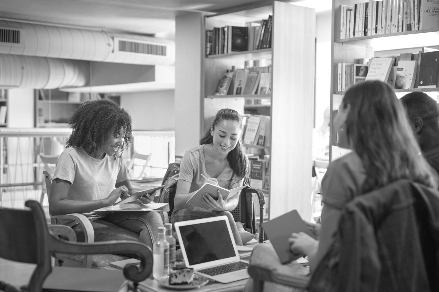Person arbeitet mit Budgetplanungstools am Laptop